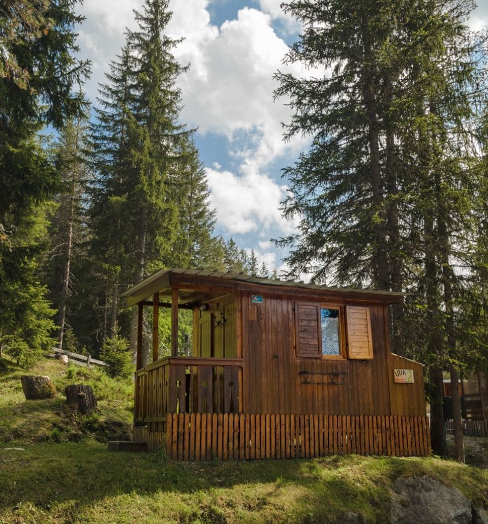 Holzhütten in den Dolomiten: les üties